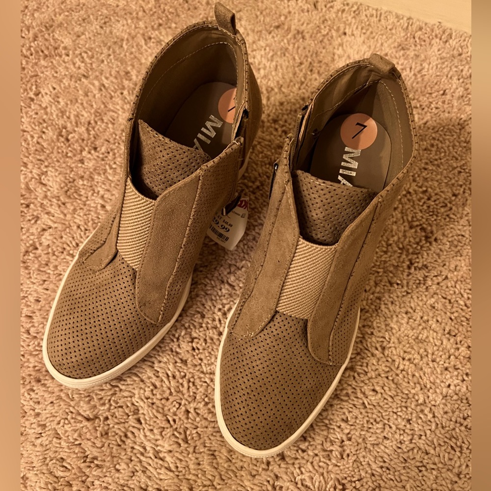 MIA kacky suede platform sneaker style booties with side zipper size 7